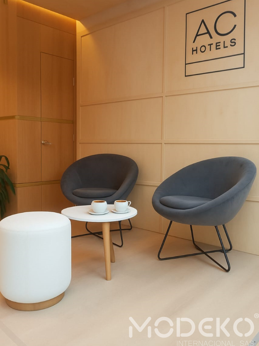 Foto Poltrona Wolf y Mesa Turín